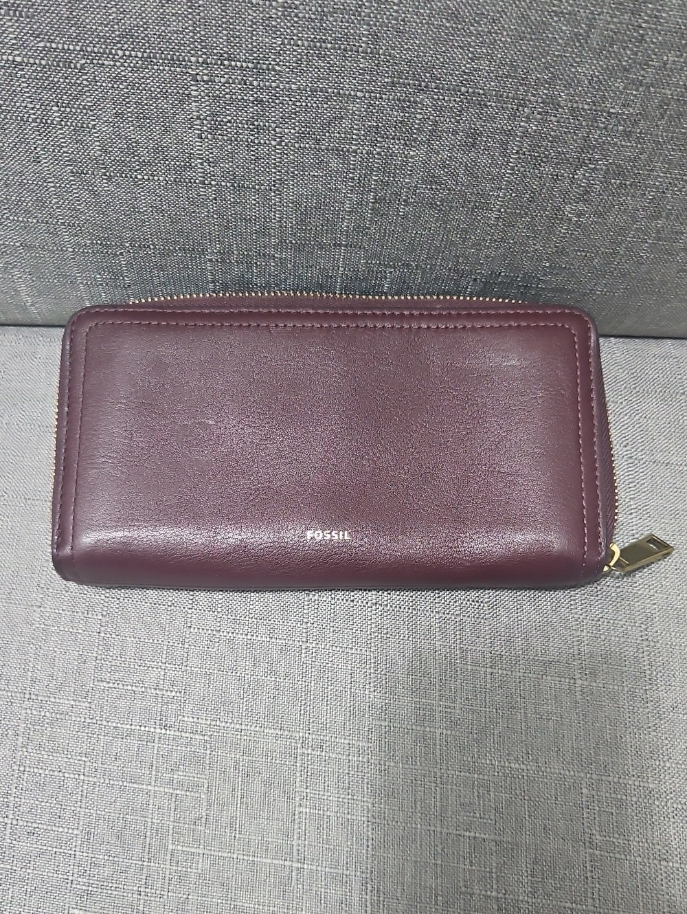 Fossil Logan RFID Leather Zip Wallet In The Color Fig / Burgundy